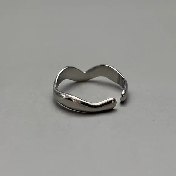 Y2K Vintage Silver Ring Adjustable Size 8 2000s Jewelry Unisex Style - Picture 2 of 2